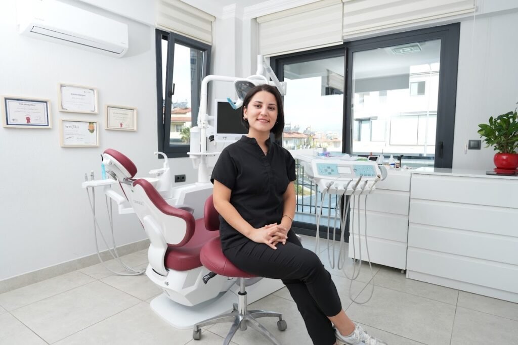 Diş Hekimi Eda Saraçoğlu Parmaksız Fethiye