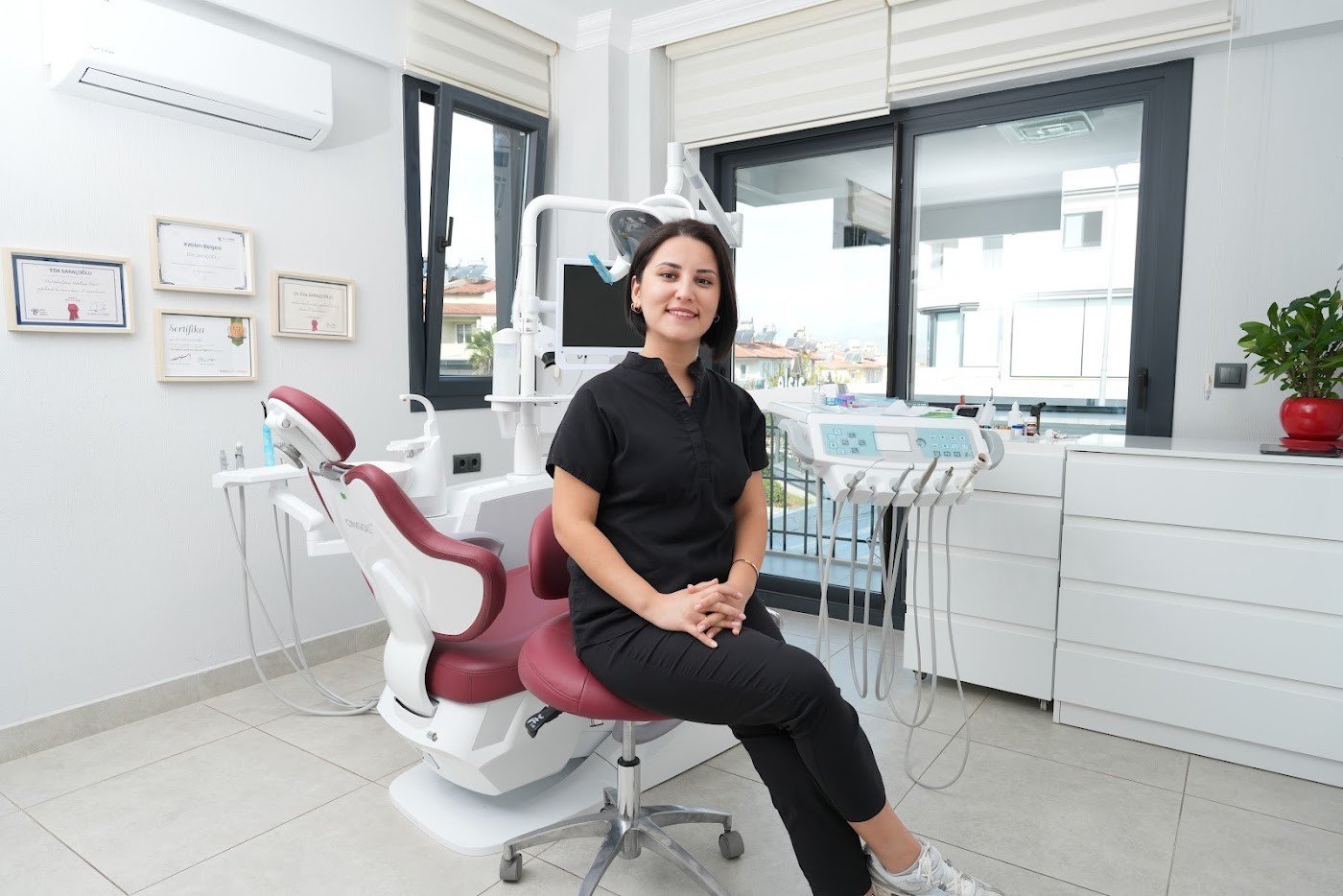 Diş Hekimi Eda Saraçoğlu Parmaksız Fethiye